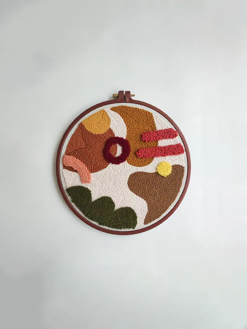 Art Abstrait avec Perforations – Anneaux de Broderie Bohèmes 25 cm