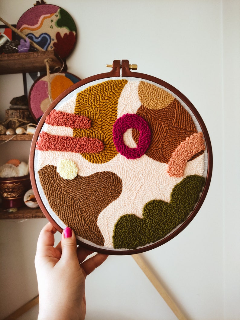 Art Abstrait avec Perforations – Anneaux de Broderie Bohèmes 25 cm