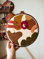 Art Abstrait avec Perforations – Anneaux de Broderie Bohèmes 25 cm