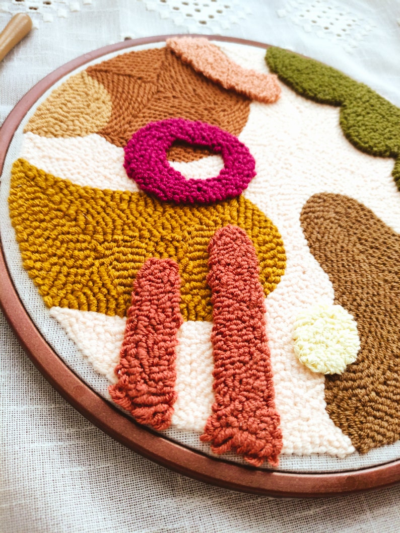 Art Abstrait avec Perforations – Anneaux de Broderie Bohèmes 25 cm