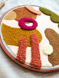 Art Abstrait avec Perforations – Anneaux de Broderie Bohèmes 25 cm