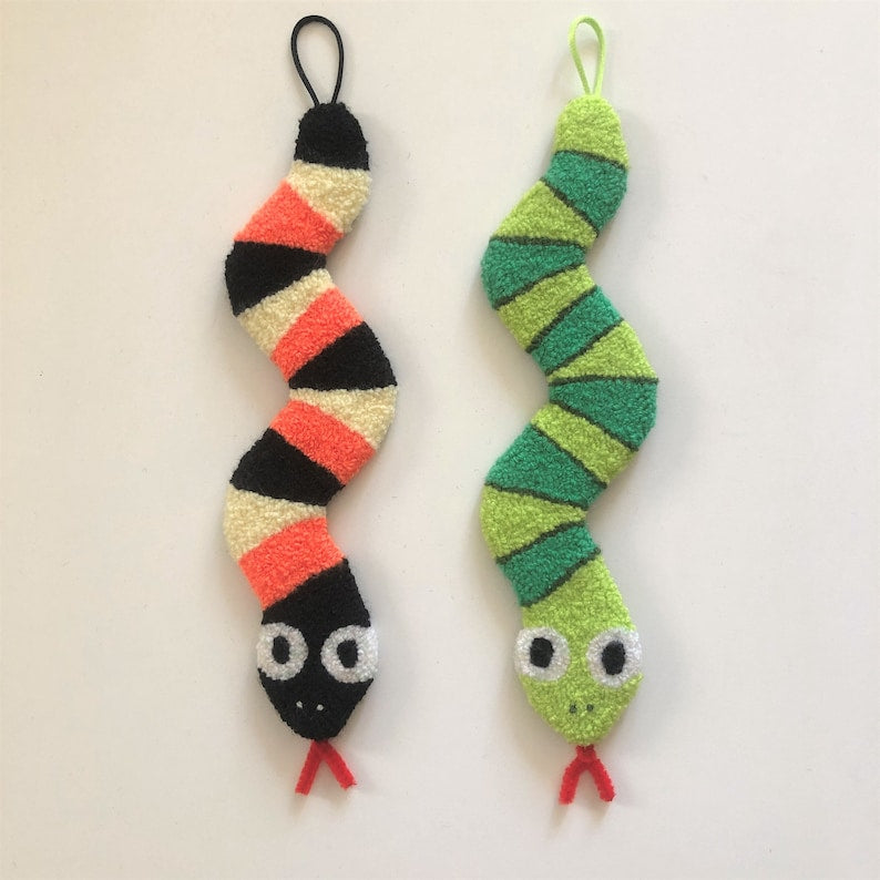 Suspension murale serpent en feutre fait main, décoration artisanale 26 cm