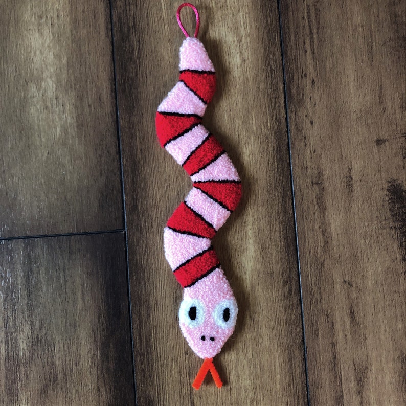 Suspension murale serpent en feutre fait main, décoration artisanale 26 cm