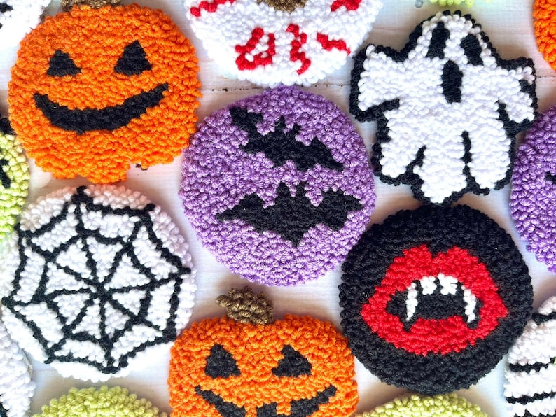 Lot de 2 Sous-verres de Voiture Halloween en Plastique Perforé, Forme de Voiture, 7 cm