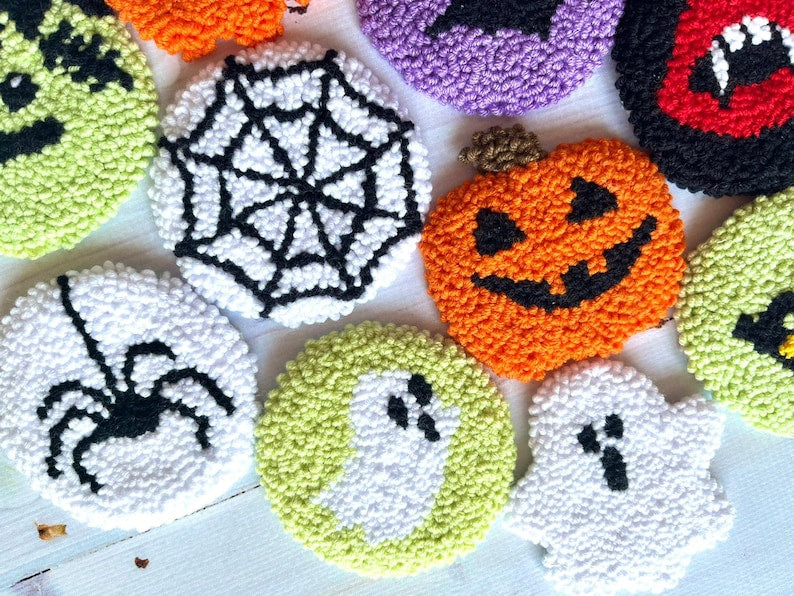 Lot de 2 Sous-verres de Voiture Halloween en Plastique Perforé, Forme de Voiture, 7 cm