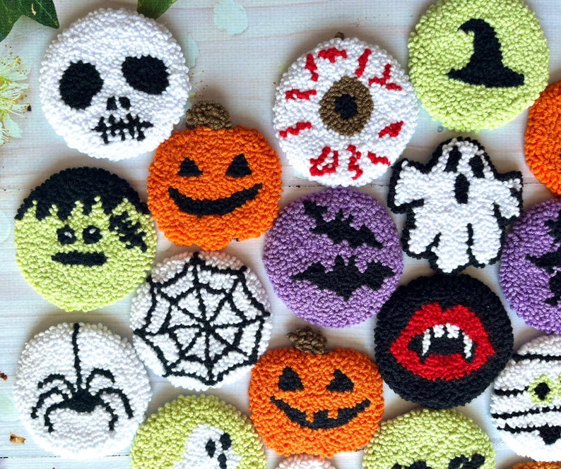 Lot de 2 Sous-verres de Voiture Halloween en Plastique Perforé, Forme de Voiture, 7 cm