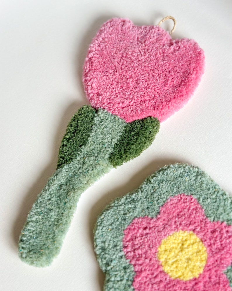 Tulipe rose capitonnée à suspendre - Décoration murale fleur en textile