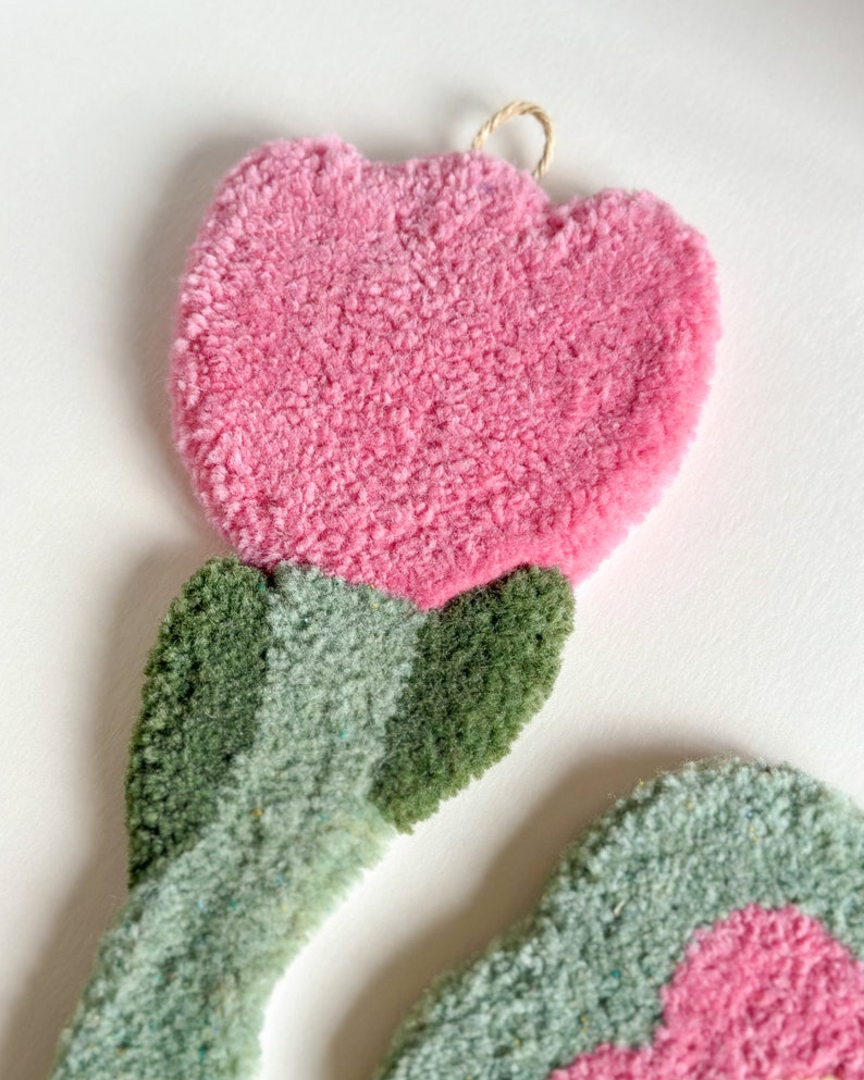 Tulipe rose capitonnée à suspendre - Décoration murale fleur en textile