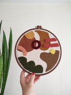 Art Abstrait avec Perforations – Anneaux de Broderie Bohèmes 25 cm