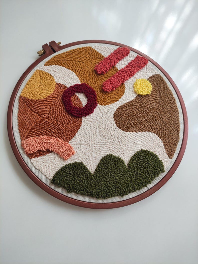 Art Abstrait avec Perforations – Anneaux de Broderie Bohèmes 25 cm