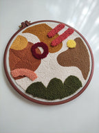 Art Abstrait avec Perforations – Anneaux de Broderie Bohèmes 25 cm