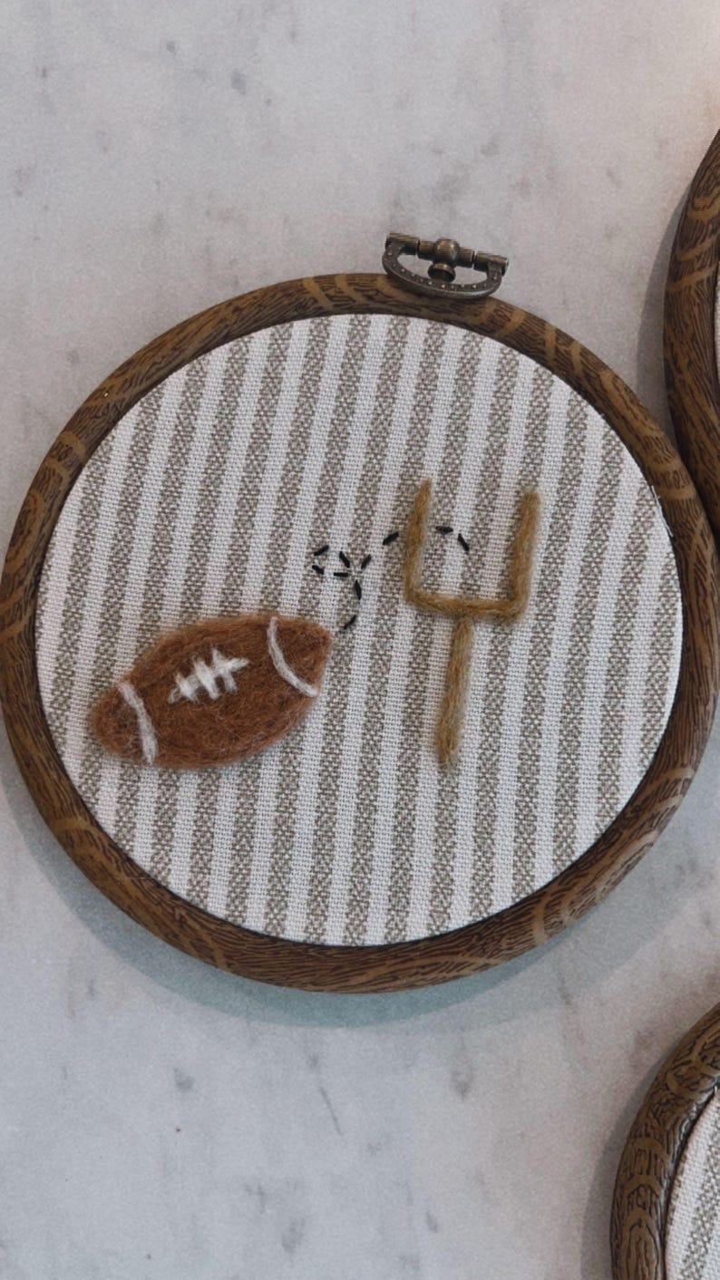 Cerceau à broder en feutre aiguilleté motif football, décoration murale chambre sport