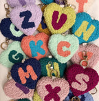 Porte-clés coeur duveteux avec initiale personnalisée pour sacs, clés et téléphones