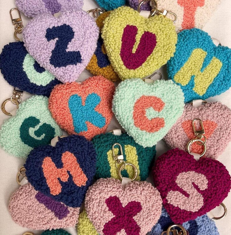Porte-clés coeur duveteux avec initiale personnalisée pour sacs, clés et téléphones