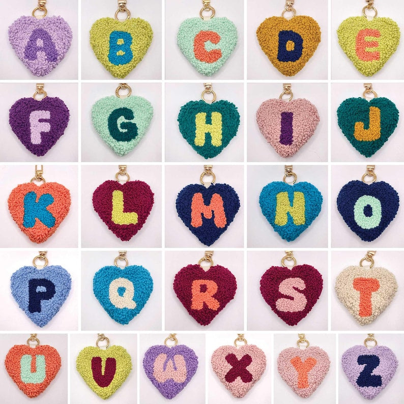 Porte-clés coeur duveteux avec initiale personnalisée pour sacs, clés et téléphones