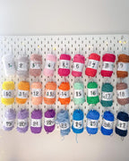 Cadre Punch Needle sur Lin, Illustration Texturée Cerise Tulipe, Déco Murale, Cadre Bois Chêne Inclus, Art Textile