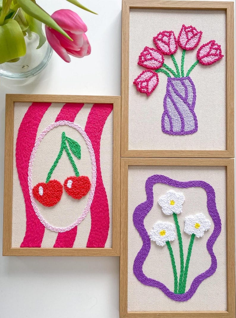 Cadre Punch Needle sur Lin, Illustration Texturée Cerise Tulipe, Déco Murale, Cadre Bois Chêne Inclus, Art Textile