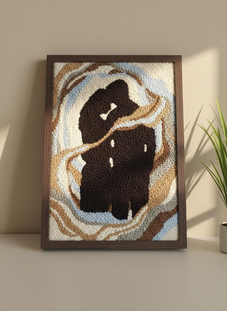 Tableau en punch needle – Silhouette couple enlacé – Art textile bohème mural – Pièce unique