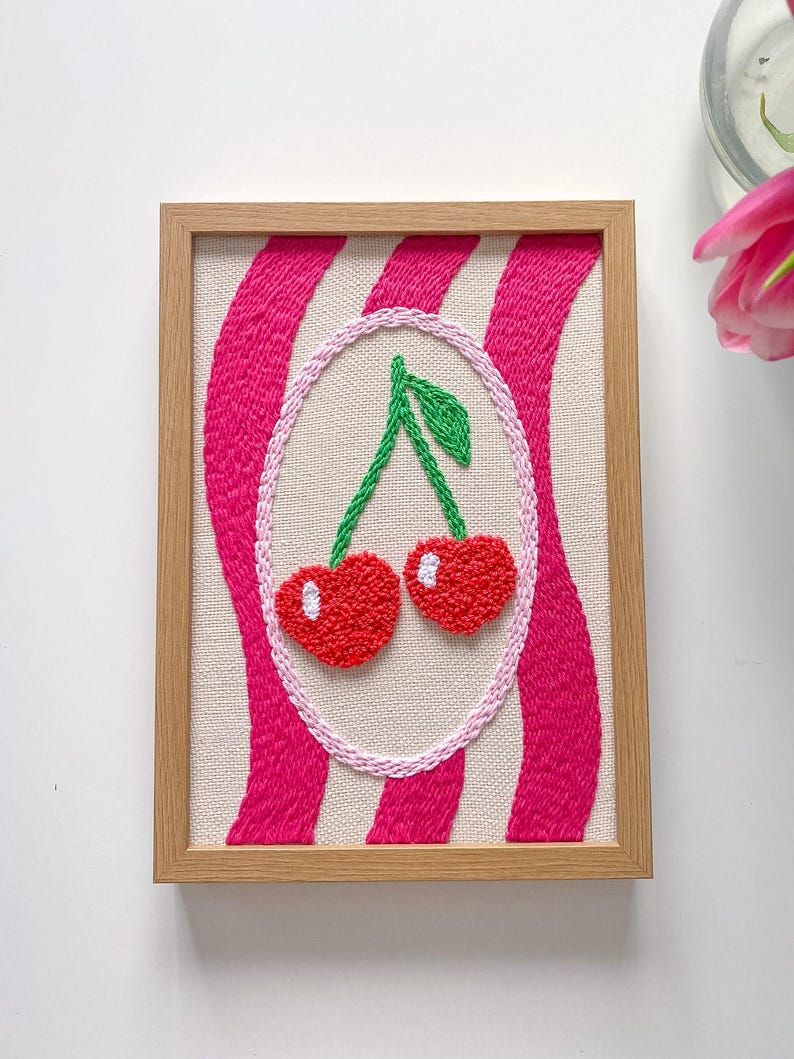 Cadre Punch Needle sur Lin, Illustration Texturée Cerise Tulipe, Déco Murale, Cadre Bois Chêne Inclus, Art Textile