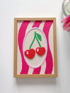 Cadre Punch Needle sur Lin, Illustration Texturée Cerise Tulipe, Déco Murale, Cadre Bois Chêne Inclus, Art Textile