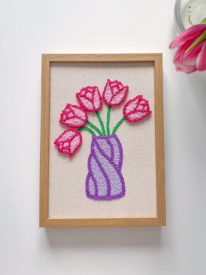 Cadre Punch Needle sur Lin, Illustration Texturée Cerise Tulipe, Déco Murale, Cadre Bois Chêne Inclus, Art Textile