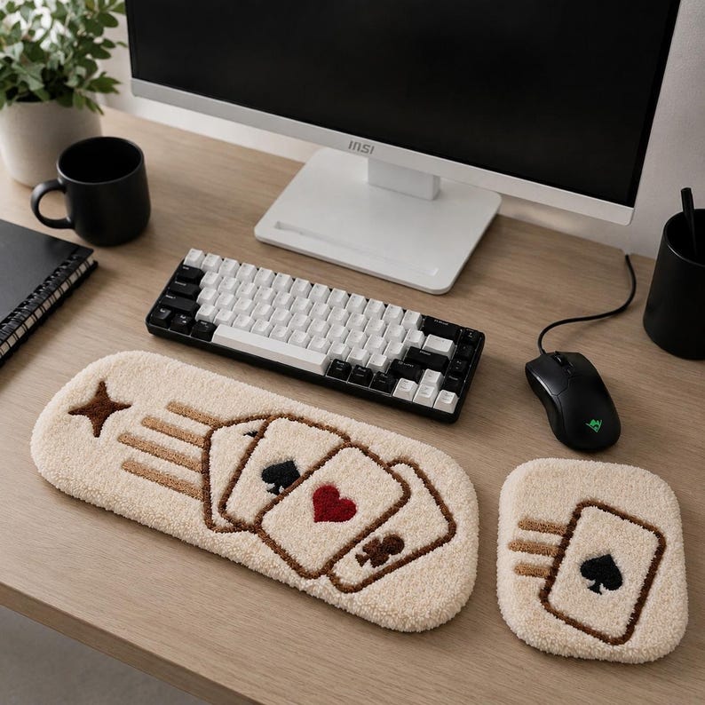 Repose-poignet clavier et tapis de souris en punch needle, motif cartes, texturé