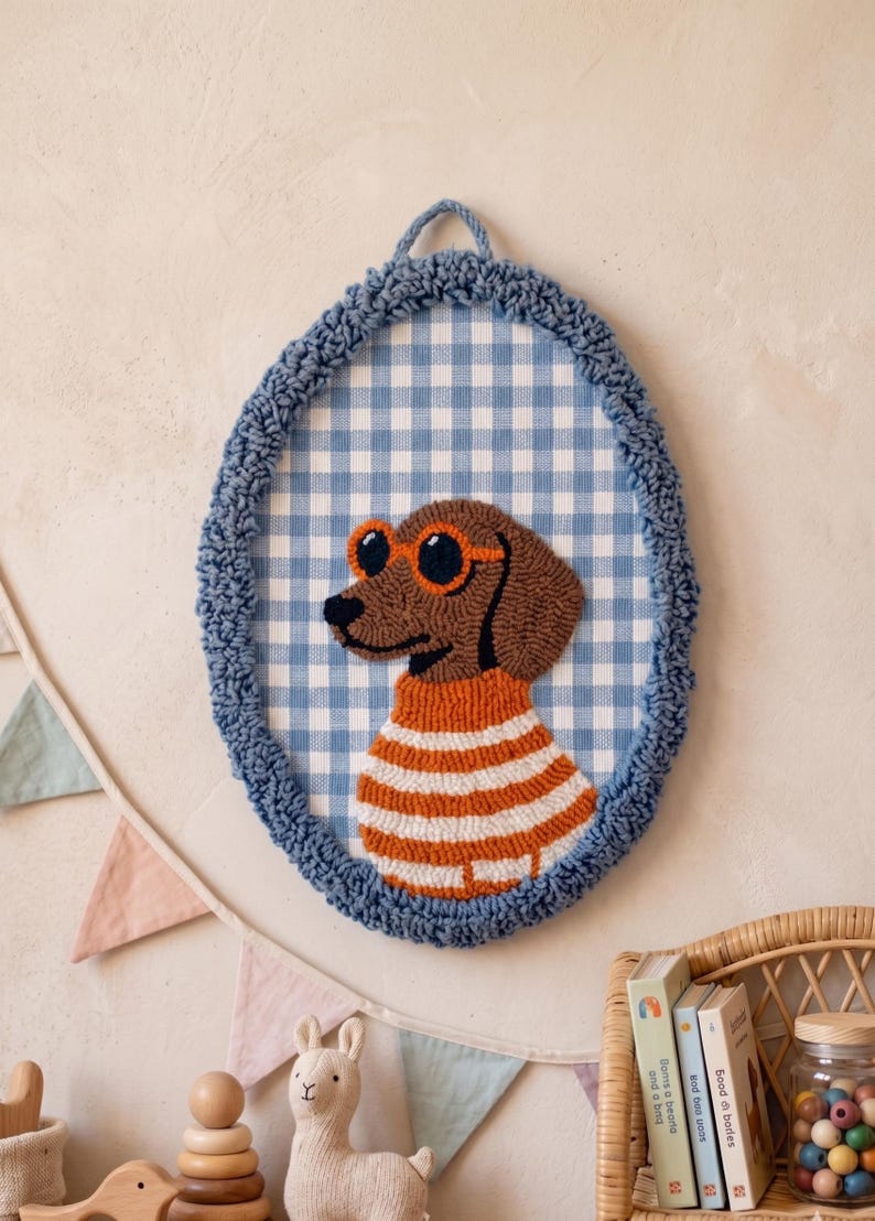Décoration murale teckel en broderie punch needle, fait main, 20x29 cm, 3 coloris