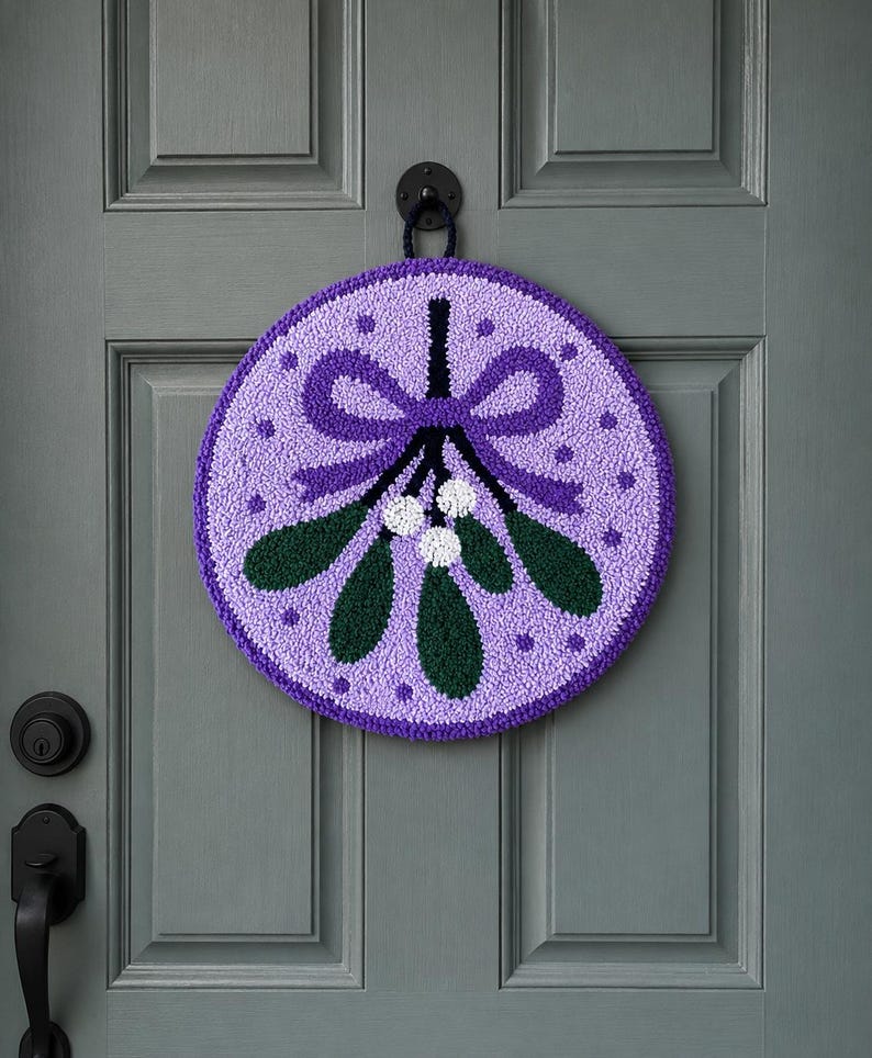 Accroche-porte textile gui brodé main, décoration murale hivernale botanique 20 cm