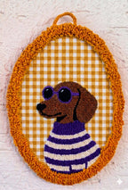 Décoration murale teckel en broderie punch needle, fait main, 20x29 cm, 3 coloris