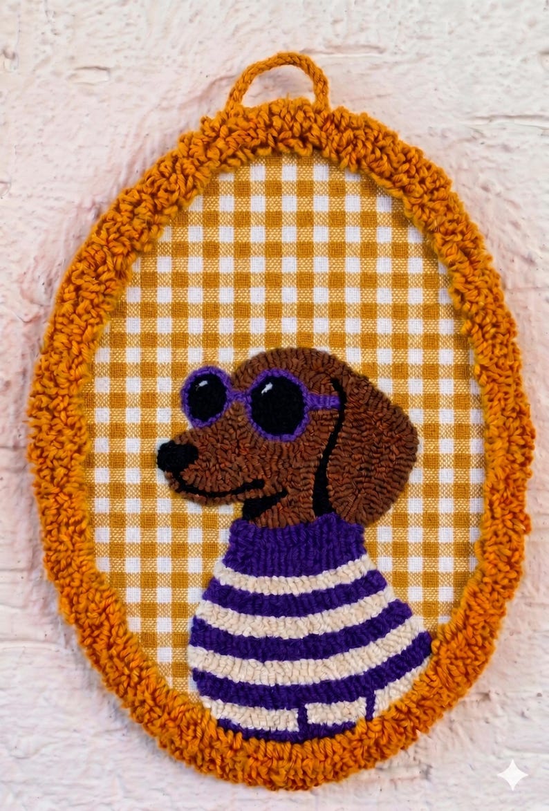 Décoration murale teckel en broderie punch needle, fait main, 20x29 cm, 3 coloris