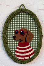 Décoration murale teckel en broderie punch needle, fait main, 20x29 cm, 3 coloris