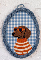 Décoration murale teckel en broderie punch needle, fait main, 20x29 cm, 3 coloris