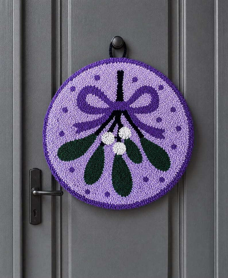 Accroche-porte textile gui brodé main, décoration murale hivernale botanique 20 cm