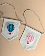 Décoration Murale Montgolfière Rose Punch Needle 14,5x18 cm avec Cheville en Bois