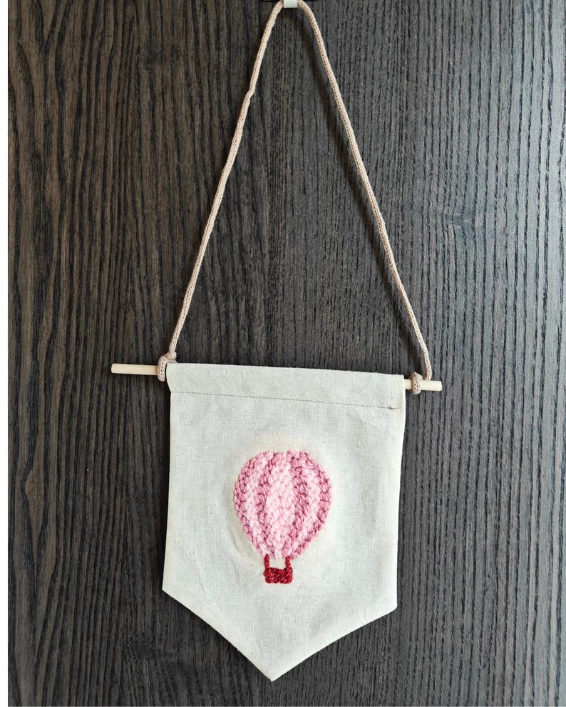 Décoration Murale Montgolfière Rose Punch Needle 14,5x18 cm avec Cheville en Bois
