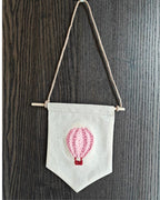 Décoration Murale Montgolfière Rose Punch Needle 14,5x18 cm avec Cheville en Bois