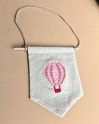 Décoration Murale Montgolfière Rose Punch Needle 14,5x18 cm avec Cheville en Bois