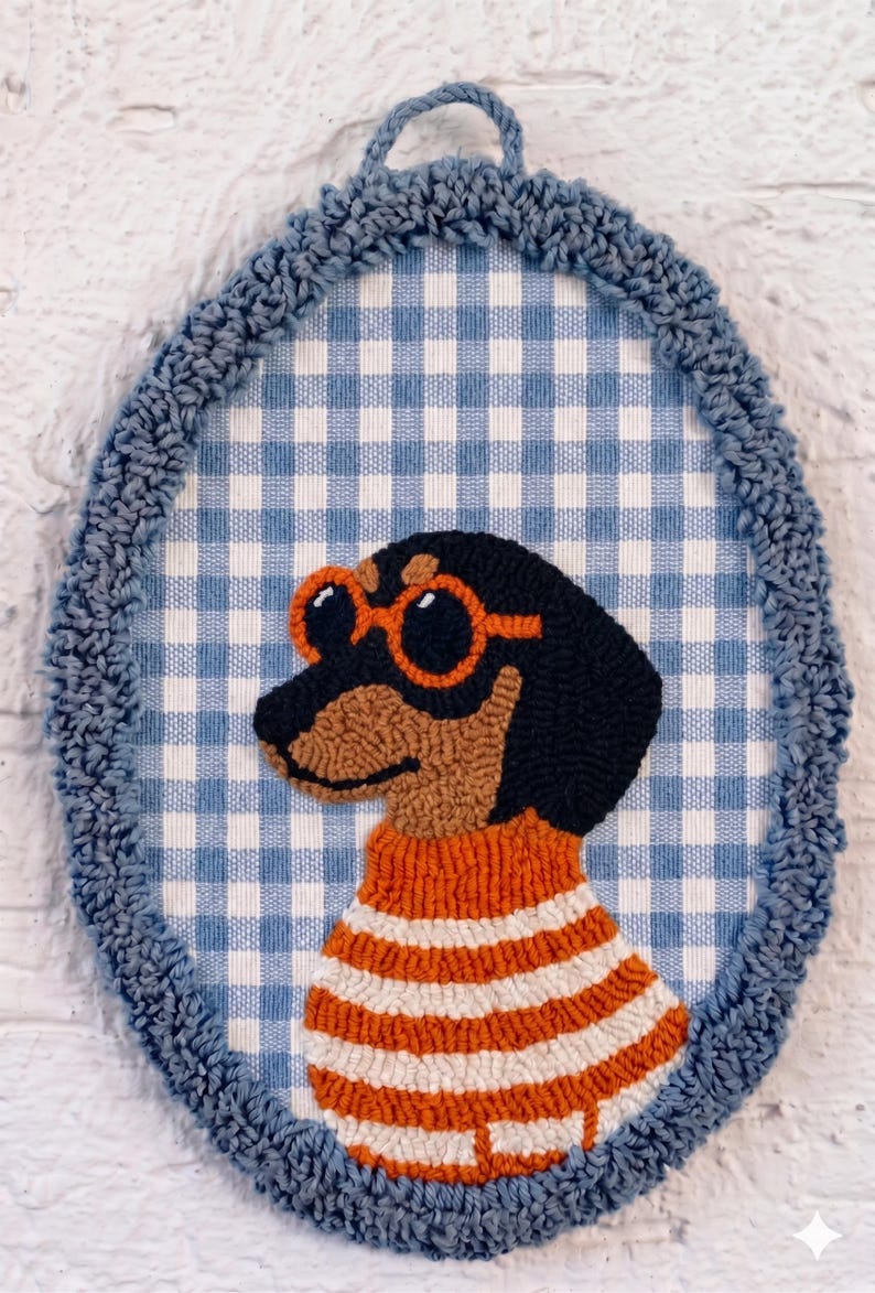 Décoration murale teckel en broderie punch needle, fait main, 20x29 cm, 3 coloris