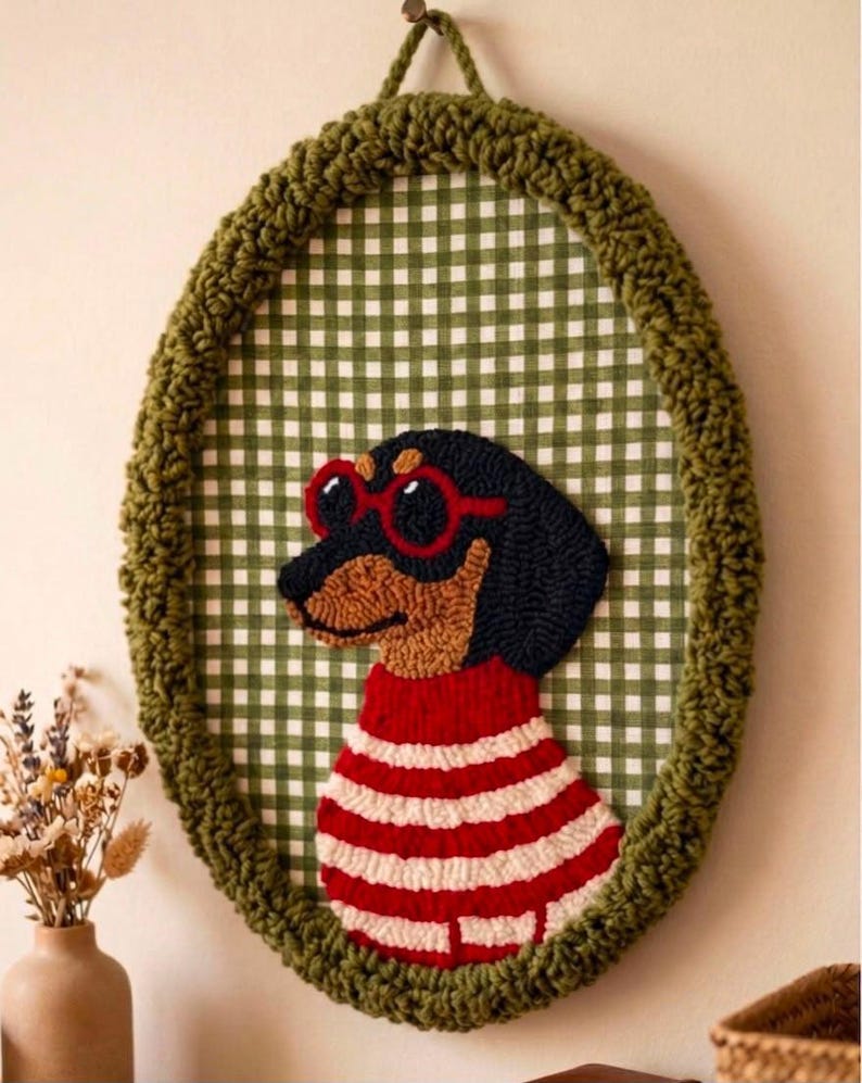 Décoration murale teckel en broderie punch needle, fait main, 20x29 cm, 3 coloris