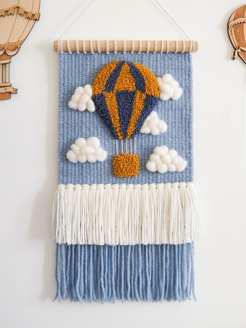 Tenture murale tissée laine mérinos avec montgolfière motif nuages, décoration chambre neutre