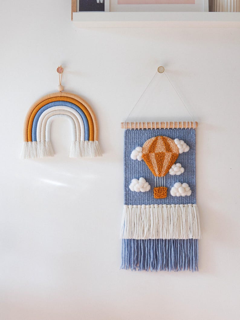 Tenture murale tissée laine mérinos avec montgolfière motif nuages, décoration chambre neutre