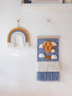 Tenture murale tissée laine mérinos avec montgolfière motif nuages, décoration chambre neutre