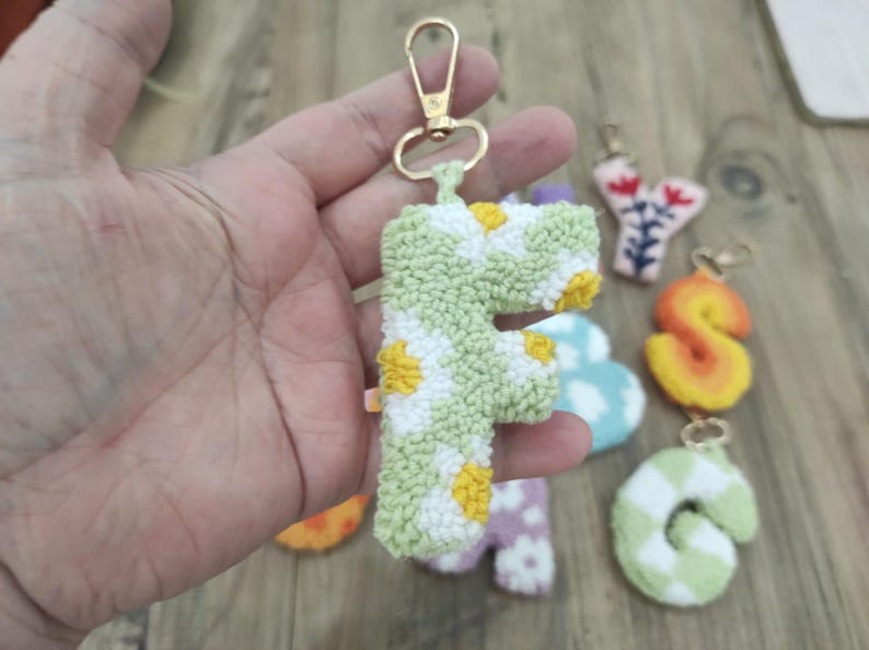 Porte-clés en cuir avec lettre perforée, accessoire de sac artisanal