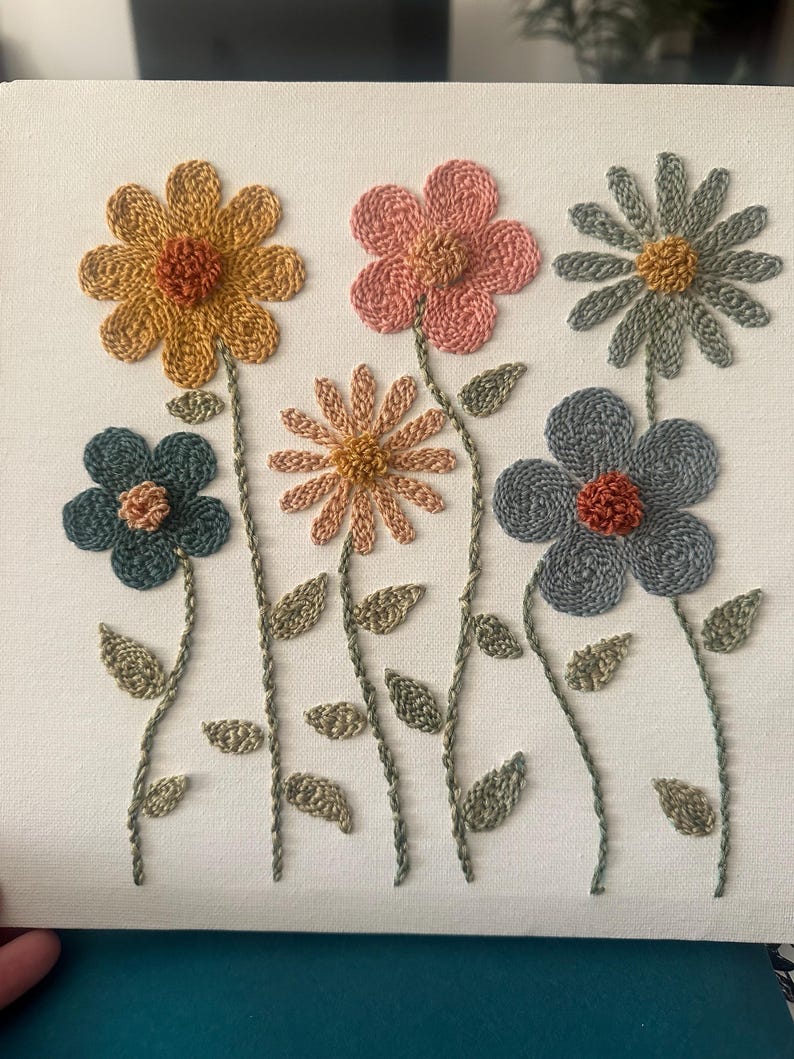 Tableau mural floral en punch needle, toile texturée en fibres, style cottagecore neutre, 10x10 pouces, fait main