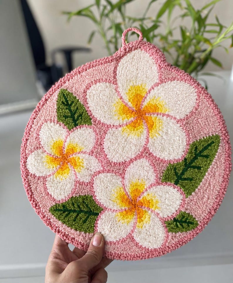 Décoration de porte Plumeria Punch Needle, Art textile floral tropical, 20 cm