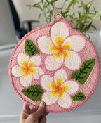 Décoration de porte Plumeria Punch Needle, Art textile floral tropical, 20 cm