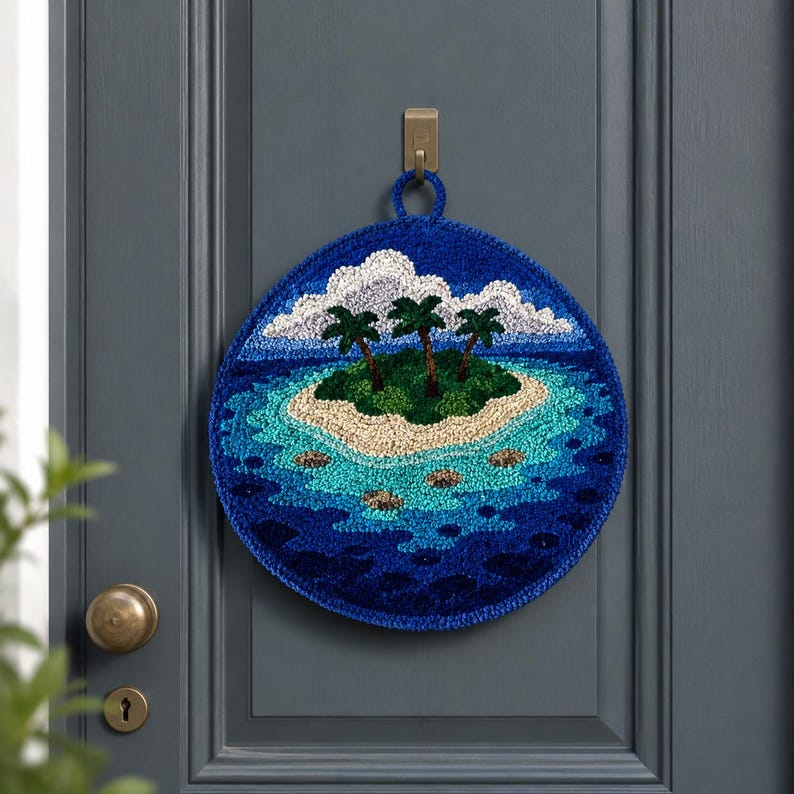Tapisserie murale artisanale en punch needle, île tropicale aérienne, 20 cm, décoration côtière