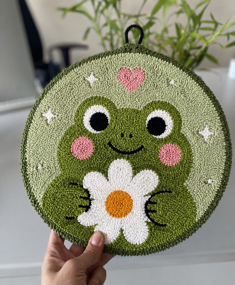 Couronne de porte grenouille en punch needle, décoration murale ronde textile bohème 20 cm