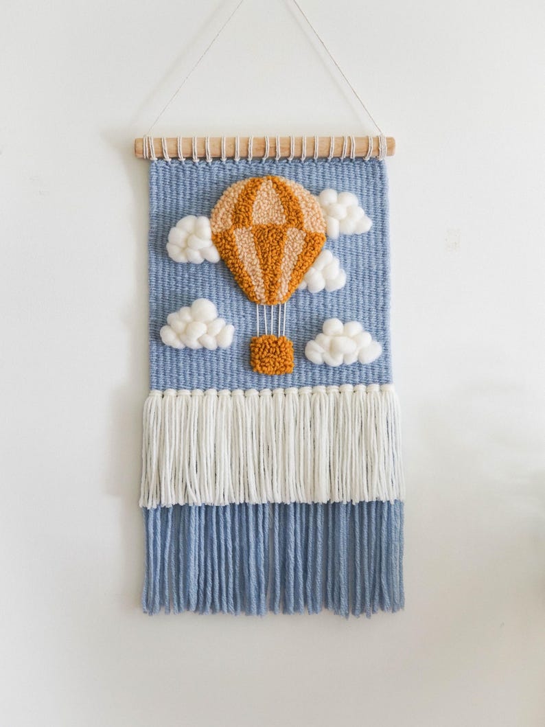 Tenture murale tissée laine mérinos avec montgolfière motif nuages, décoration chambre neutre