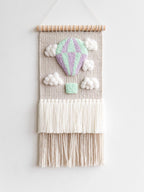 Tenture murale tissée laine mérinos avec montgolfière motif nuages, décoration chambre neutre